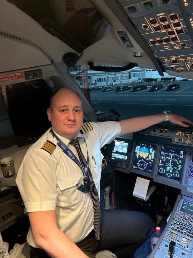 Первый самостоятельный полет в должности командира ВС Sukhoi Superjet 100 Дмитрия Мишукова