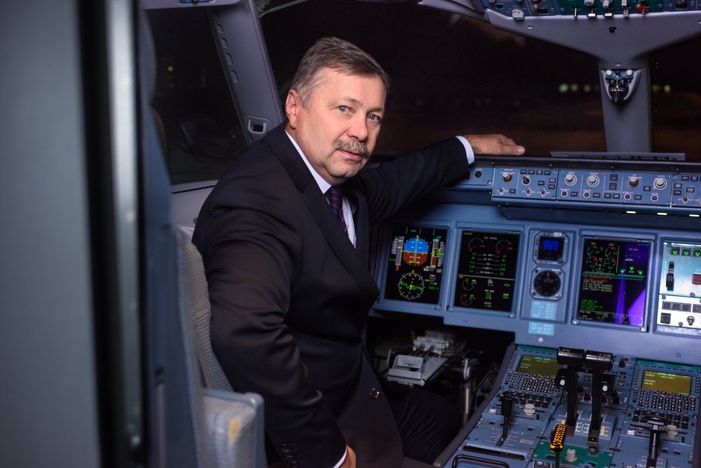 Горбунов в самолете.jpg